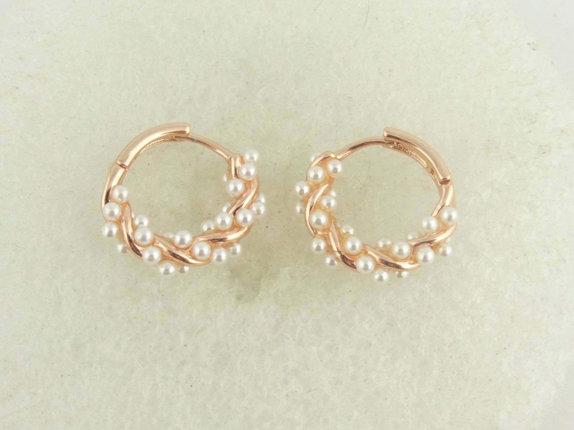 925 Sterling Silber Creolen Ohrringe Rosegold Weiss Perlen Gedreht Rund Minimalistisch 17mm von GlasschmuckBirgitH