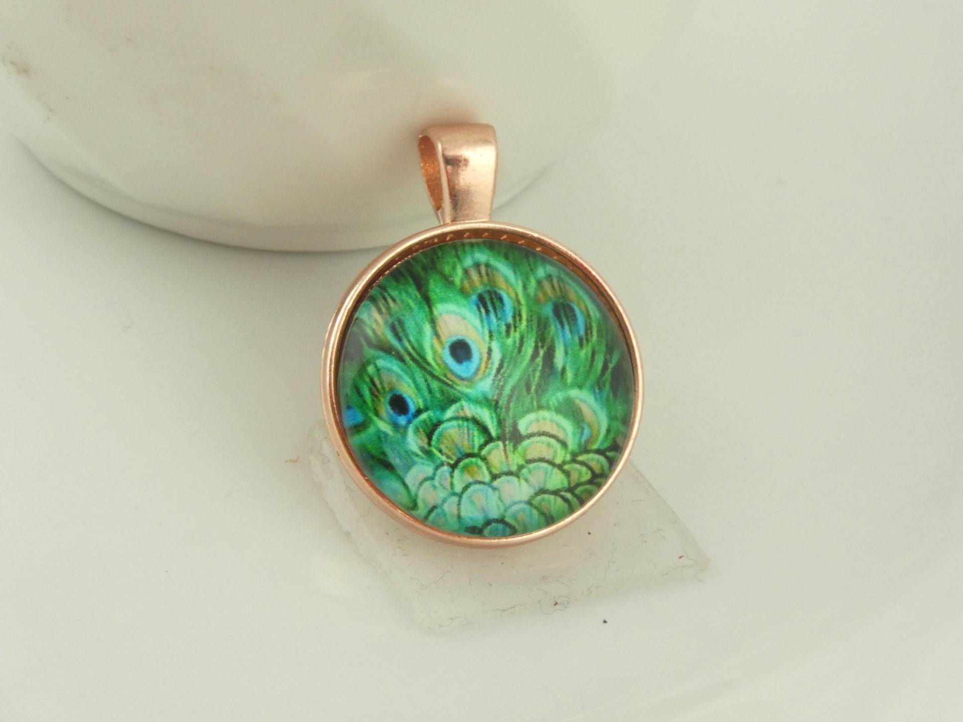 Anhänger Rosegold Grün Pfauenfeder 20mm von GlasschmuckBirgitH