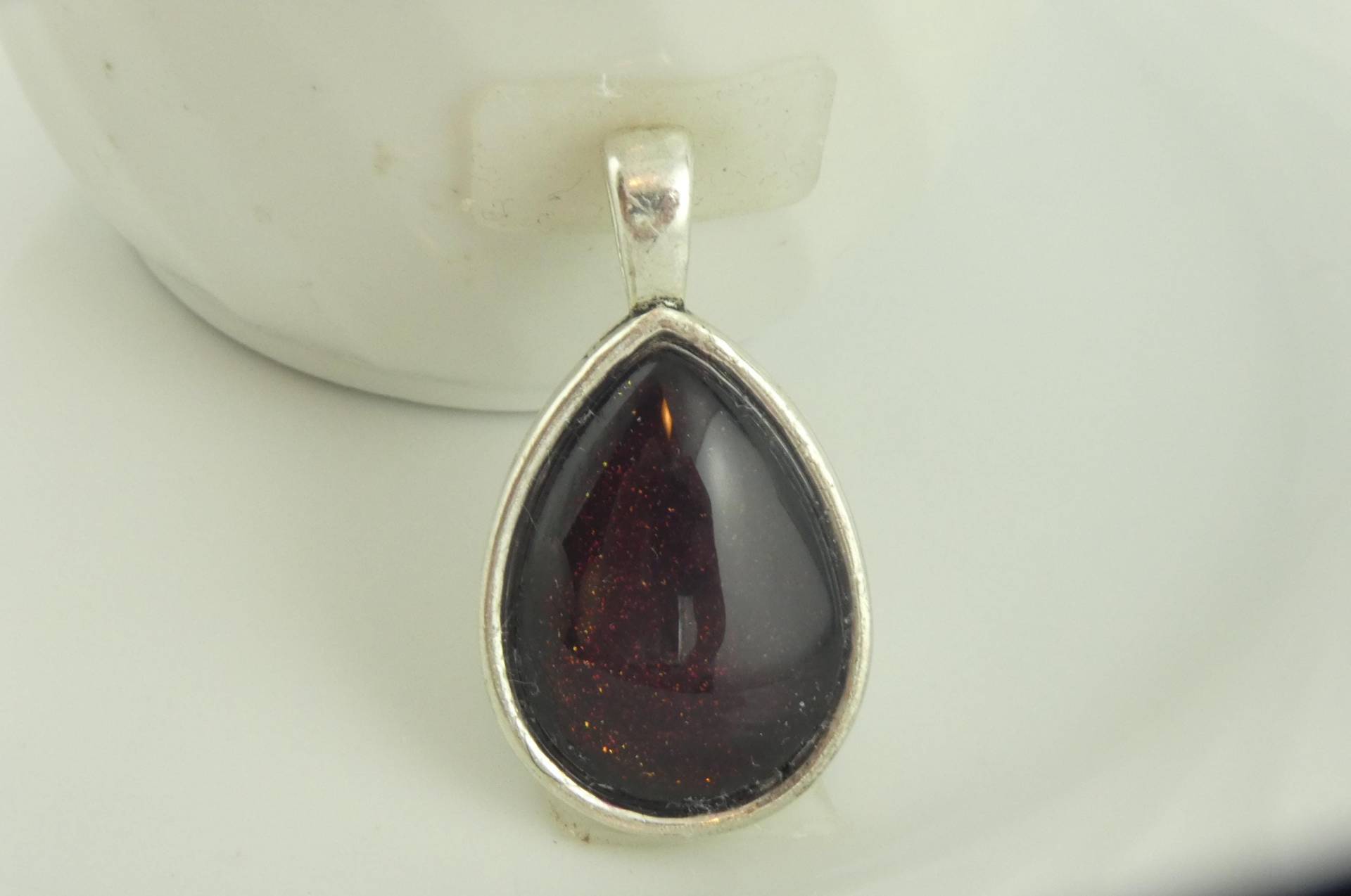 Anhänger Silber Lila Glitzer Tropfen 25x18mm Anhänger Silber Lila Glitzer Tropfen 25x18mm von GlasschmuckBirgitH