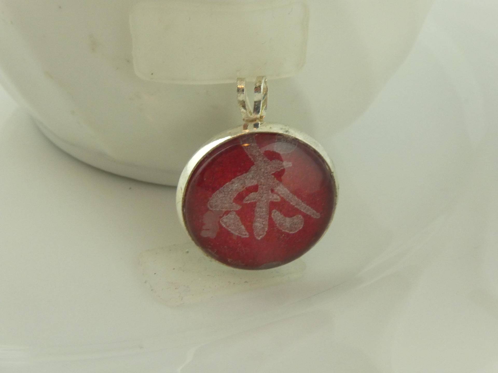 Anhänger Silber Rot Schriftzeichen 18mm von GlasschmuckBirgitH