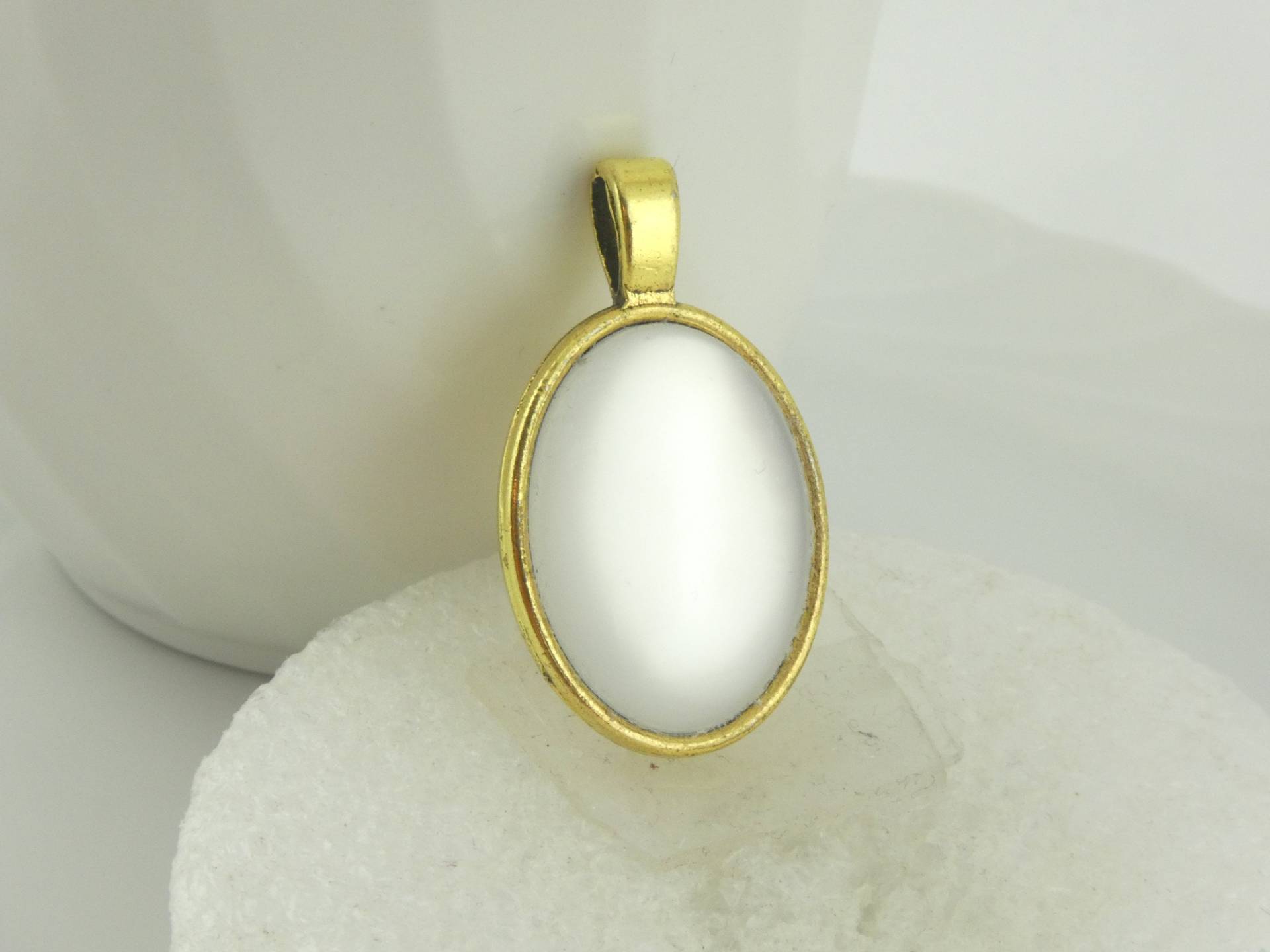 Cabochon Anhänger Gold Weiß Antik Perlmutt Opal Oval 25x18mm, Hochzeitsschmuck von GlasschmuckBirgitH