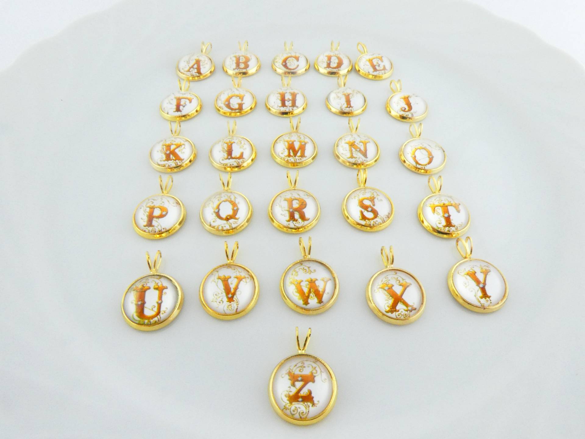 Cabochon Anhänger Gold-Weiss Buchstabe Initiale Rund 12mm, Glasanhänger Gold von GlasschmuckBirgitH