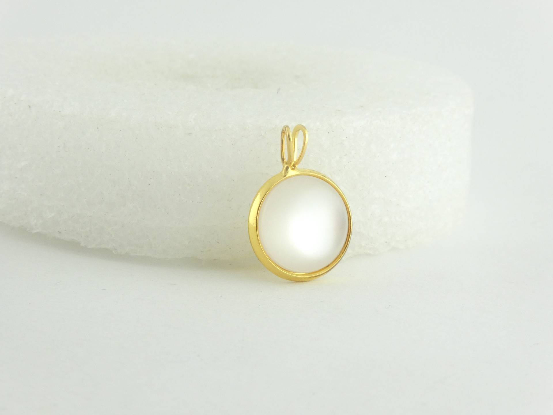 Cabochon Anhänger Gold-Weiss Opal Mondstein Rund 12mm, Anhänger Vergoldet von GlasschmuckBirgitH