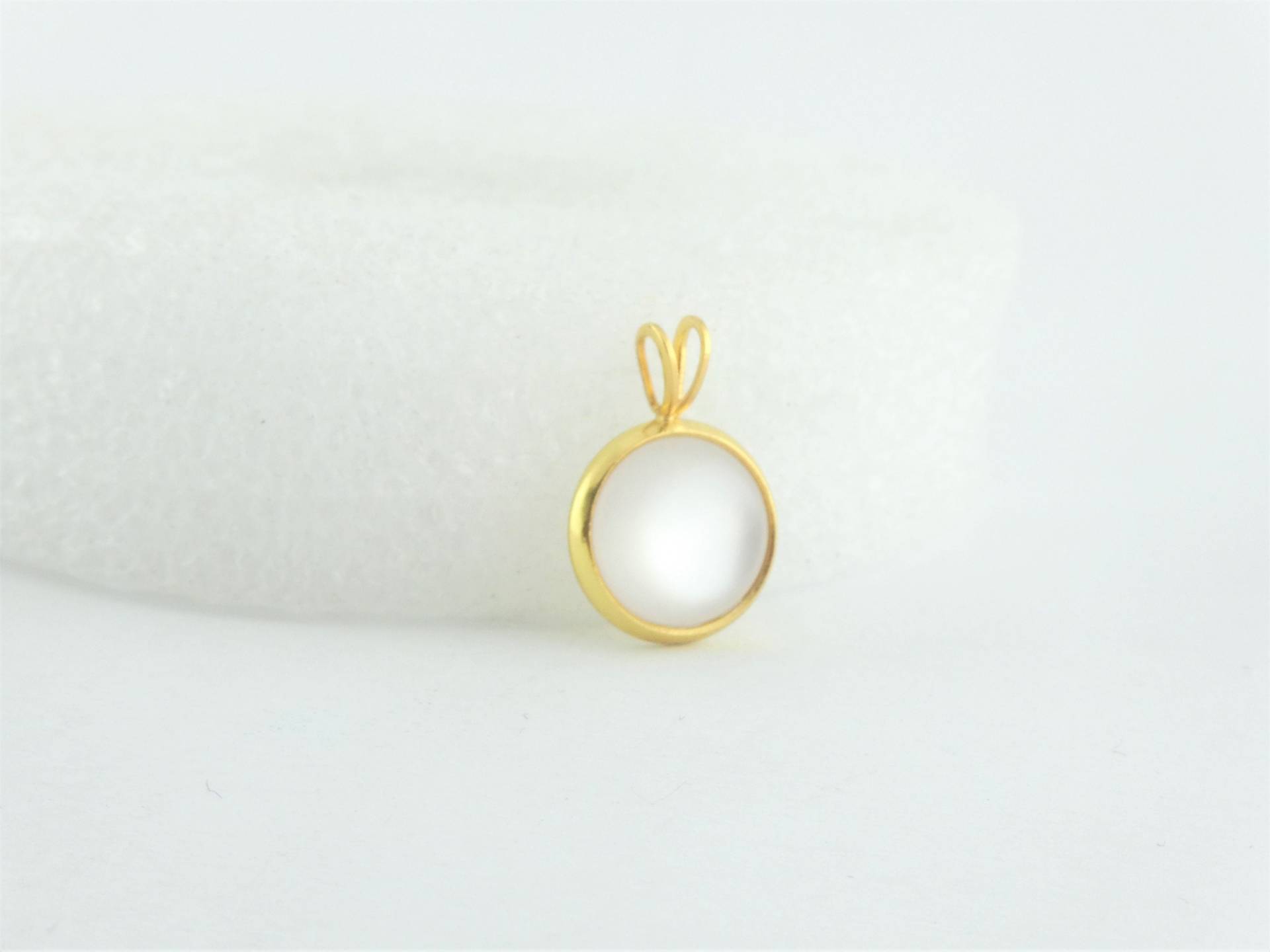 Cabochon Anhänger Gold-Weiss Opal Mondstein Rund Minimalistisch 10mm, Vergoldet von GlasschmuckBirgitH