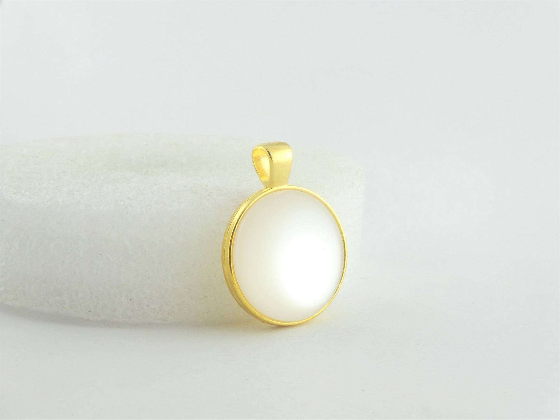 Cabochon Anhänger Gold-Weiss Opal Rund Minimalistisch 20mm, Anhänger Vergoldet von GlasschmuckBirgitH