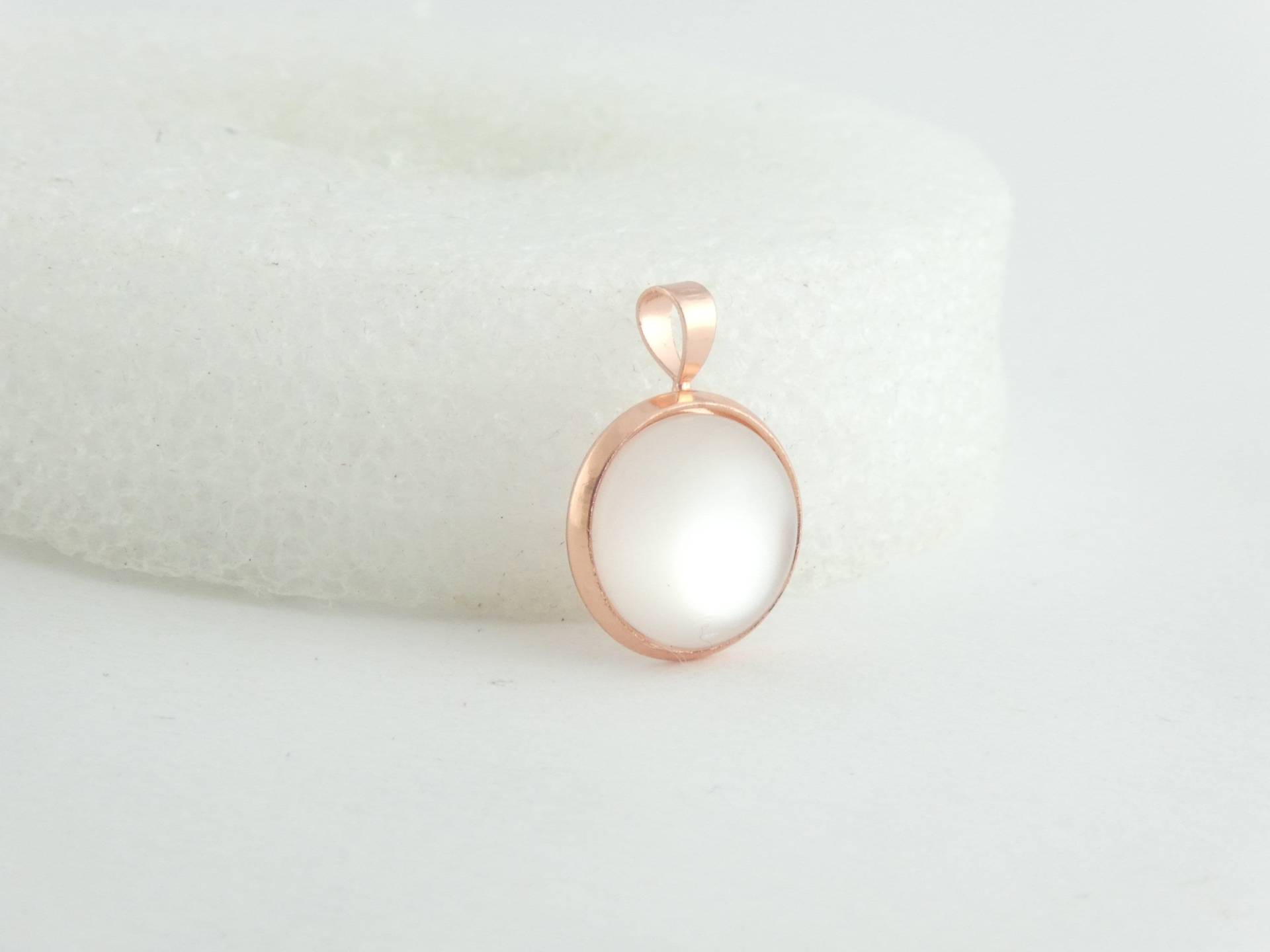 Cabochon Anhänger Rosegold-Weiss Opal Mondstein Rund 12mm, Anhänger Rosevergoldet von GlasschmuckBirgitH