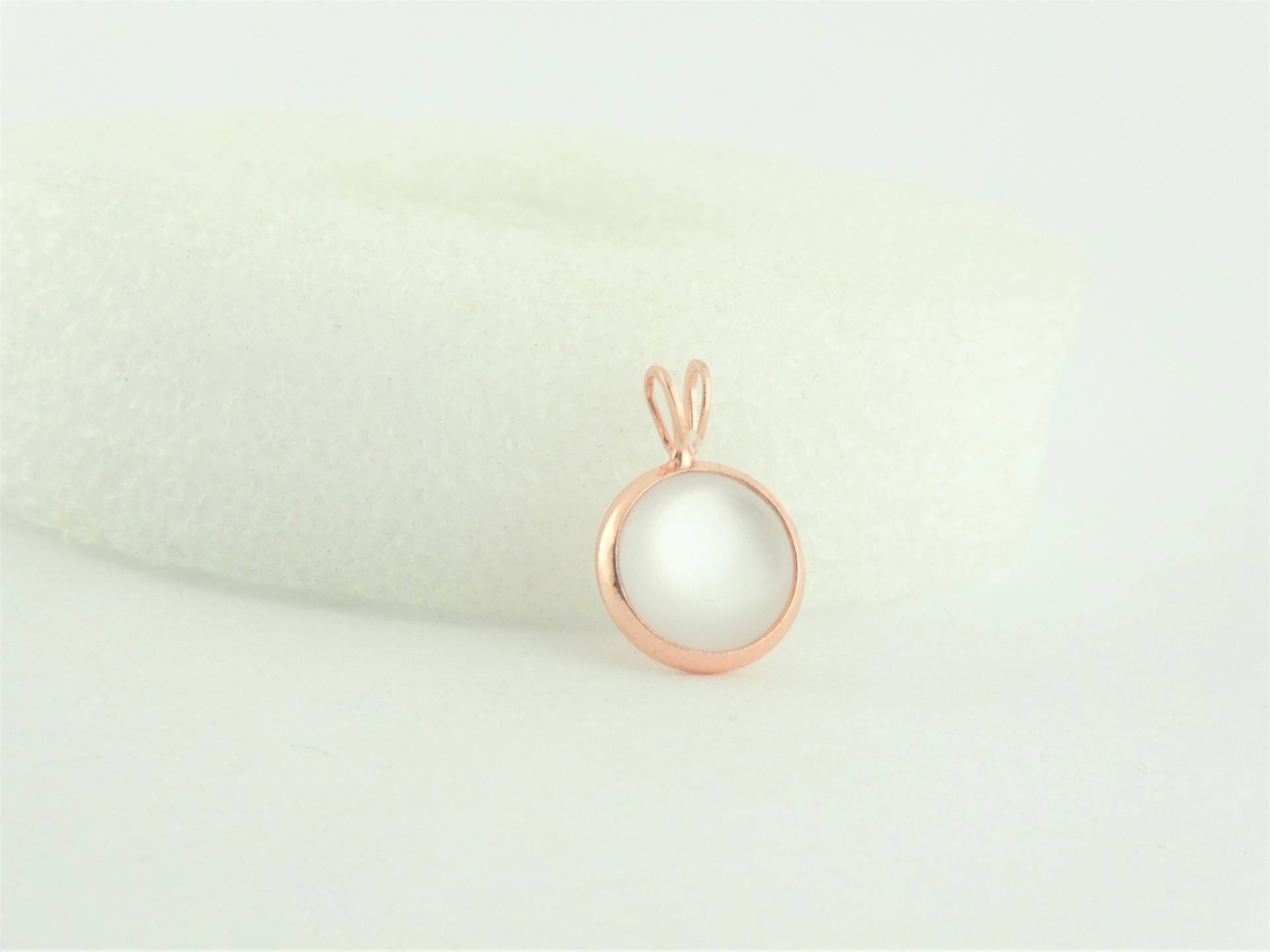 Cabochon Anhänger Rosegold-Weiss Opal Mondstein Rund Minimalistisch 10mm, Rosevergoldet von GlasschmuckBirgitH