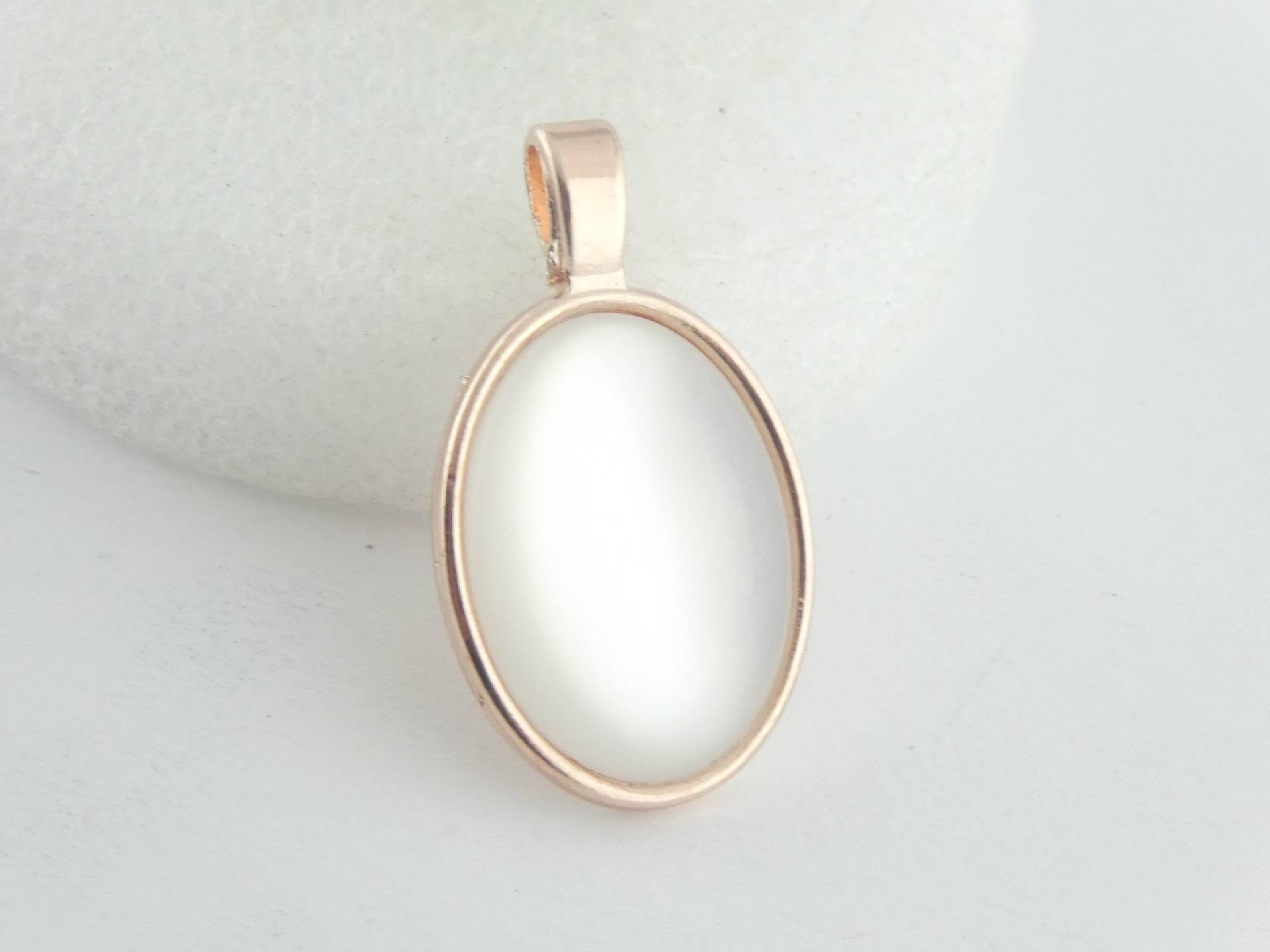 Cabochon Anhänger Rosegold Weiß Perlmutt Opal Oval 25x18mm von GlasschmuckBirgitH