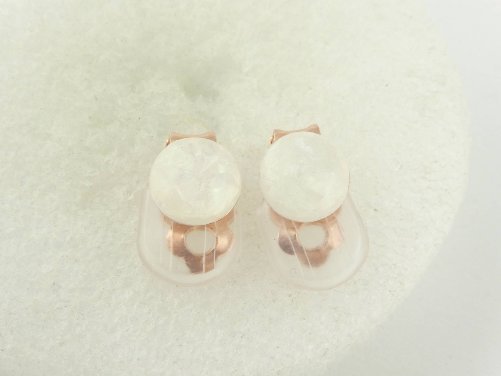 Cabochon Ohrclips Ohrringe Rosegold Weiss Opal Rund Minimalistisch 10mm Edelstahl von GlasschmuckBirgitH