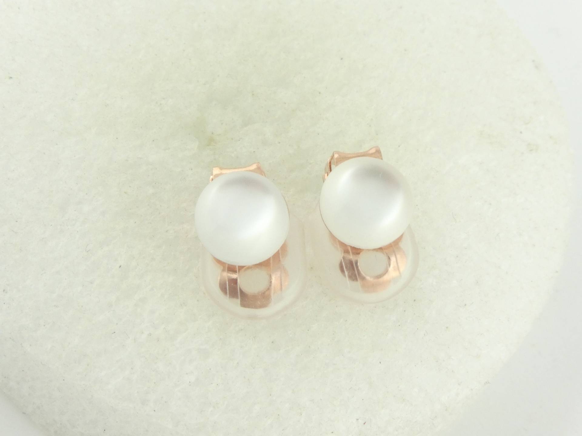 Cabochon Ohrclips Ohrringe Rosegold Weiss Opal Rund Minimalistisch 10mm Edelstahl von GlasschmuckBirgitH