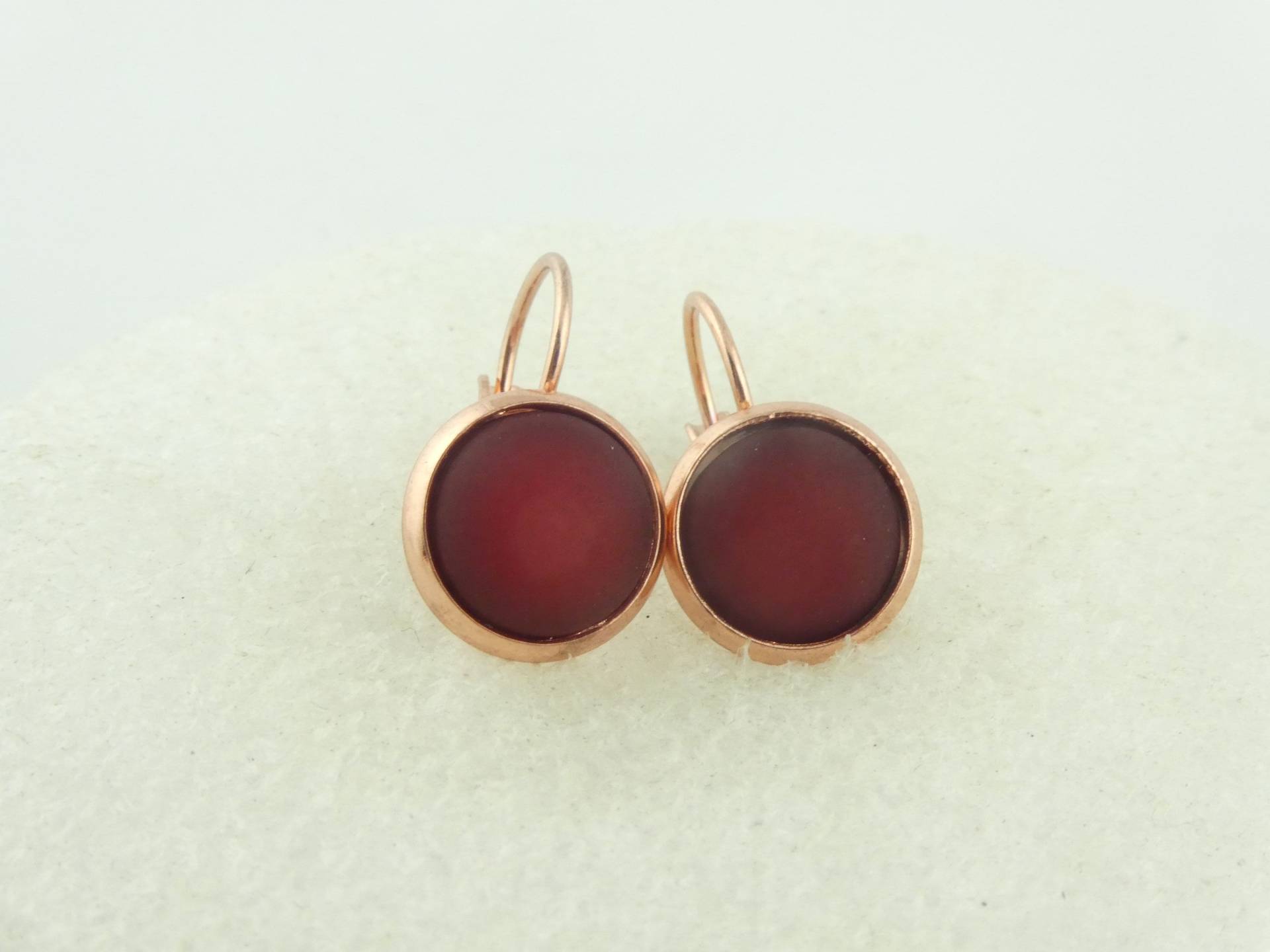 Cabochon Ohrringe Rosegold-Rot Dunkelrot Matt Polaris Rund Minimalistisch 10mm Edelstahl von GlasschmuckBirgitH