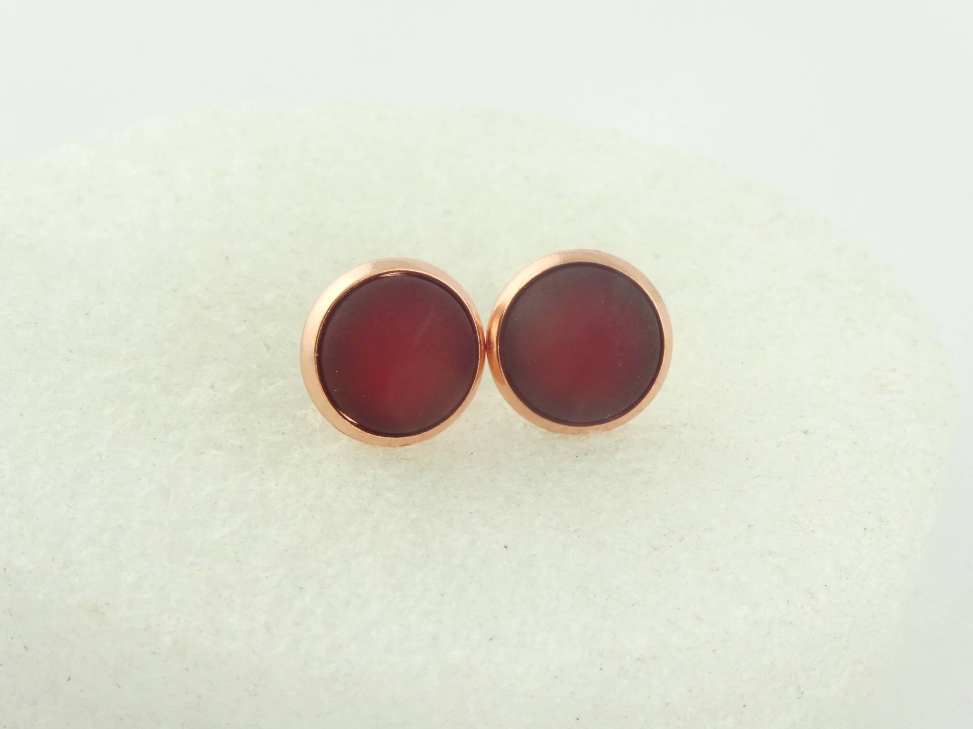 Cabochon Ohrstecker Ohrringe Rosegold-Rot Dunkelrot Matt Polaris Rund Minimalistisch 10mm Edelstahl von GlasschmuckBirgitH