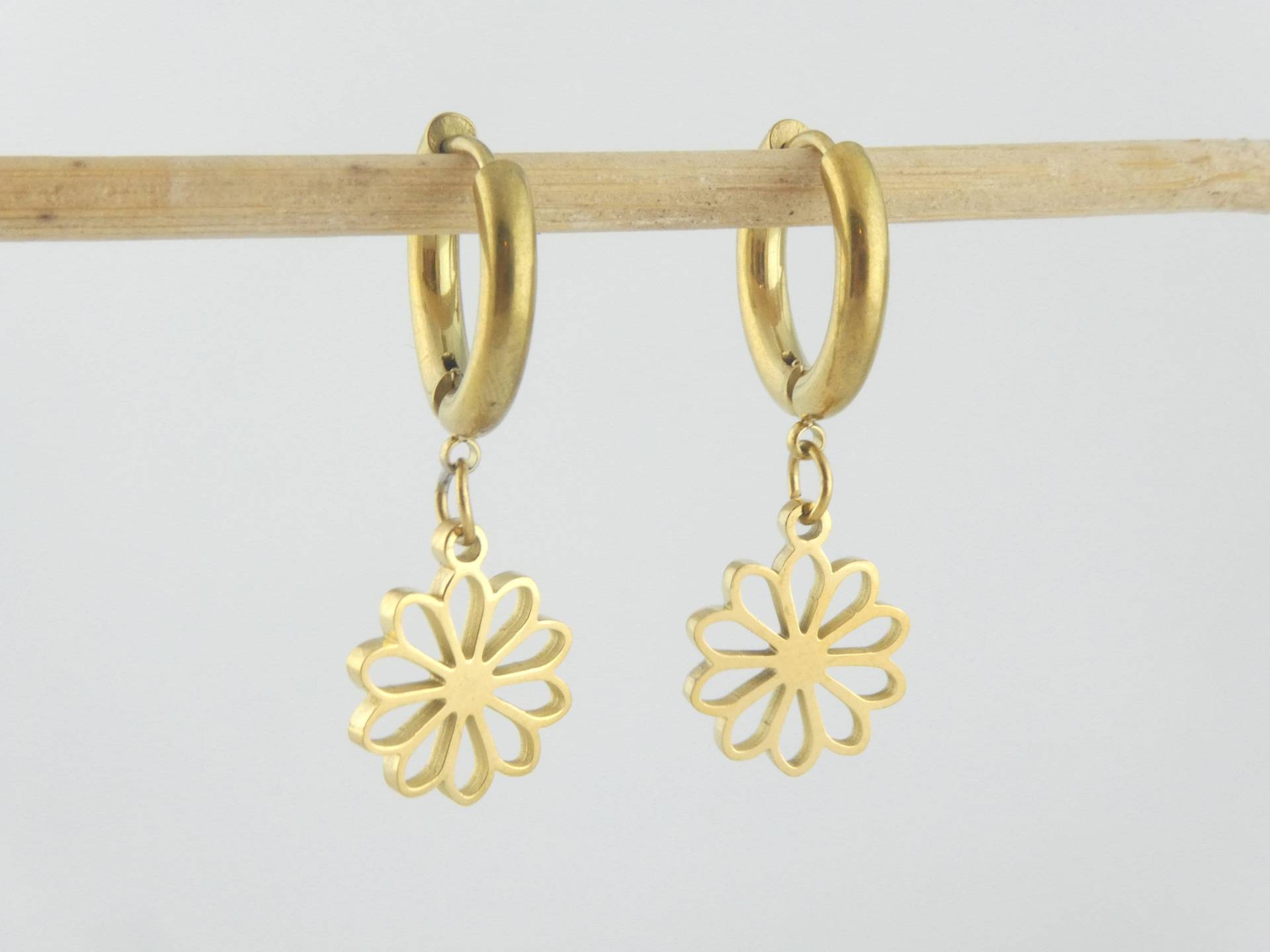 Creolen Ohrringe Gold Mit Anhänger Blume Blüte Minimalistisch Edelstahl von GlasschmuckBirgitH