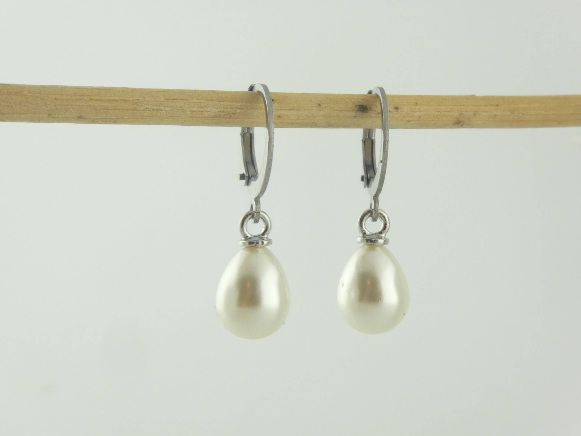 Creolen Ohrringe Silber Weiß Perlen Tropfen Edelstahl von GlasschmuckBirgitH