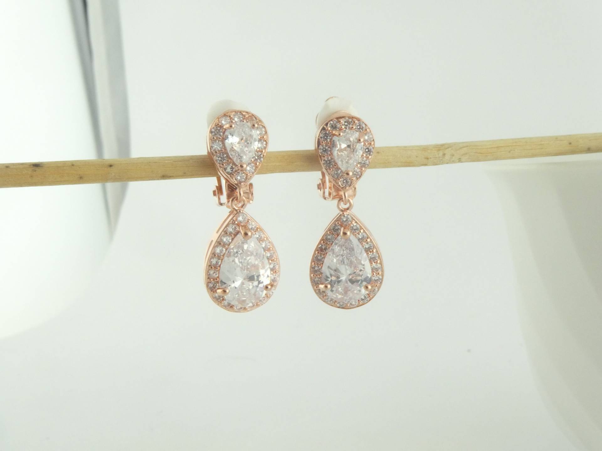 Ohrclips Ohrringe Rosegold-Weiss Kristall Tropfen Minimalistisch, Clips Rosegold von GlasschmuckBirgitH