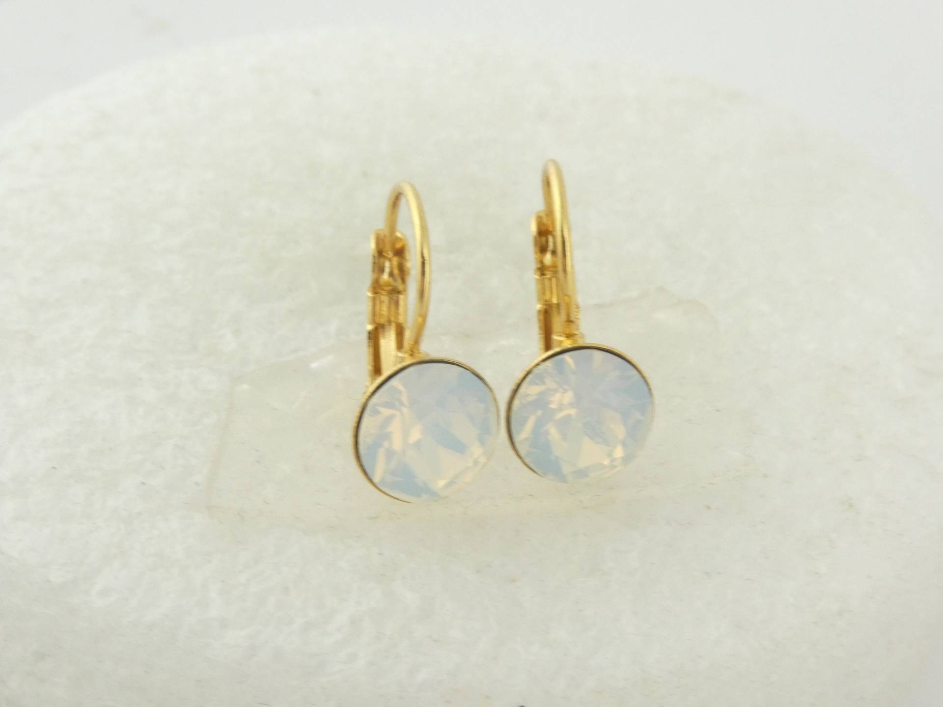 Ohrringe Ohrhänger Gold Weiß Opal Swarovski Edelstahl 8mm Ohrringe Ohrhänger Gold Weiß Opal Swarovski Edelstahl 8mm von GlasschmuckBirgitH