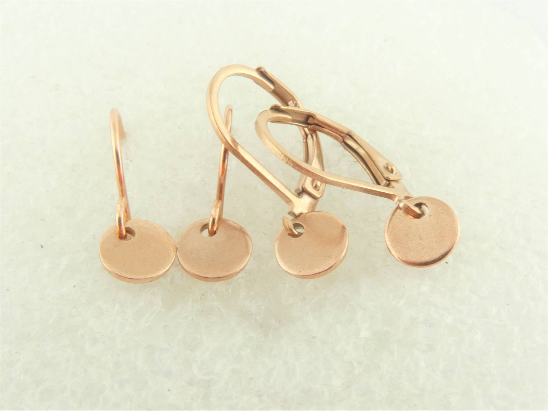 Ohrringe Ohrhänger Rosegold Plättchen Rund 6mm Minimalistisch Edelstahl, Kleine von GlasschmuckBirgitH