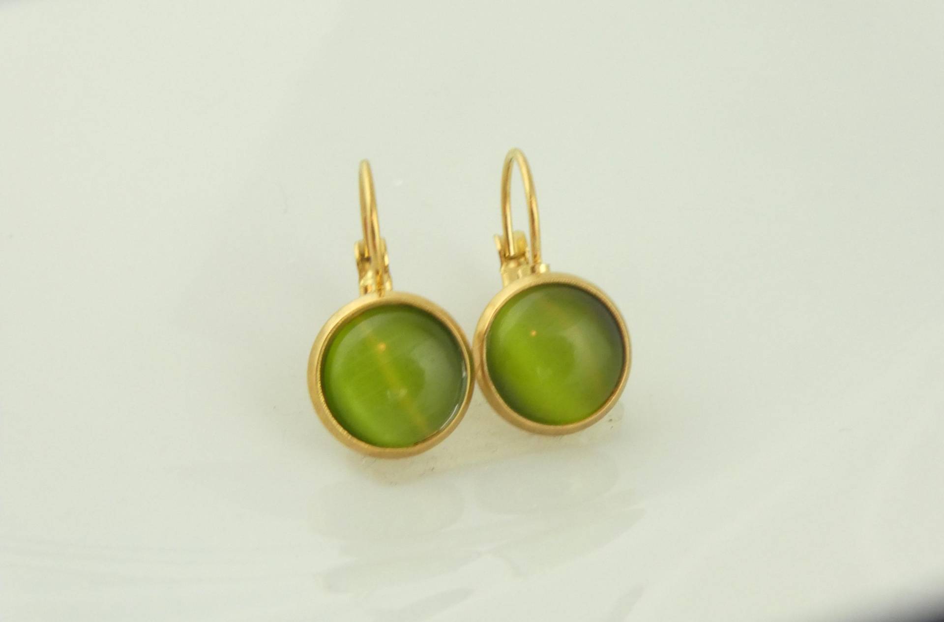 Ohrrringe Ohrhänger Gold Grün Katzenaugen 10mm Edelstahl von GlasschmuckBirgitH