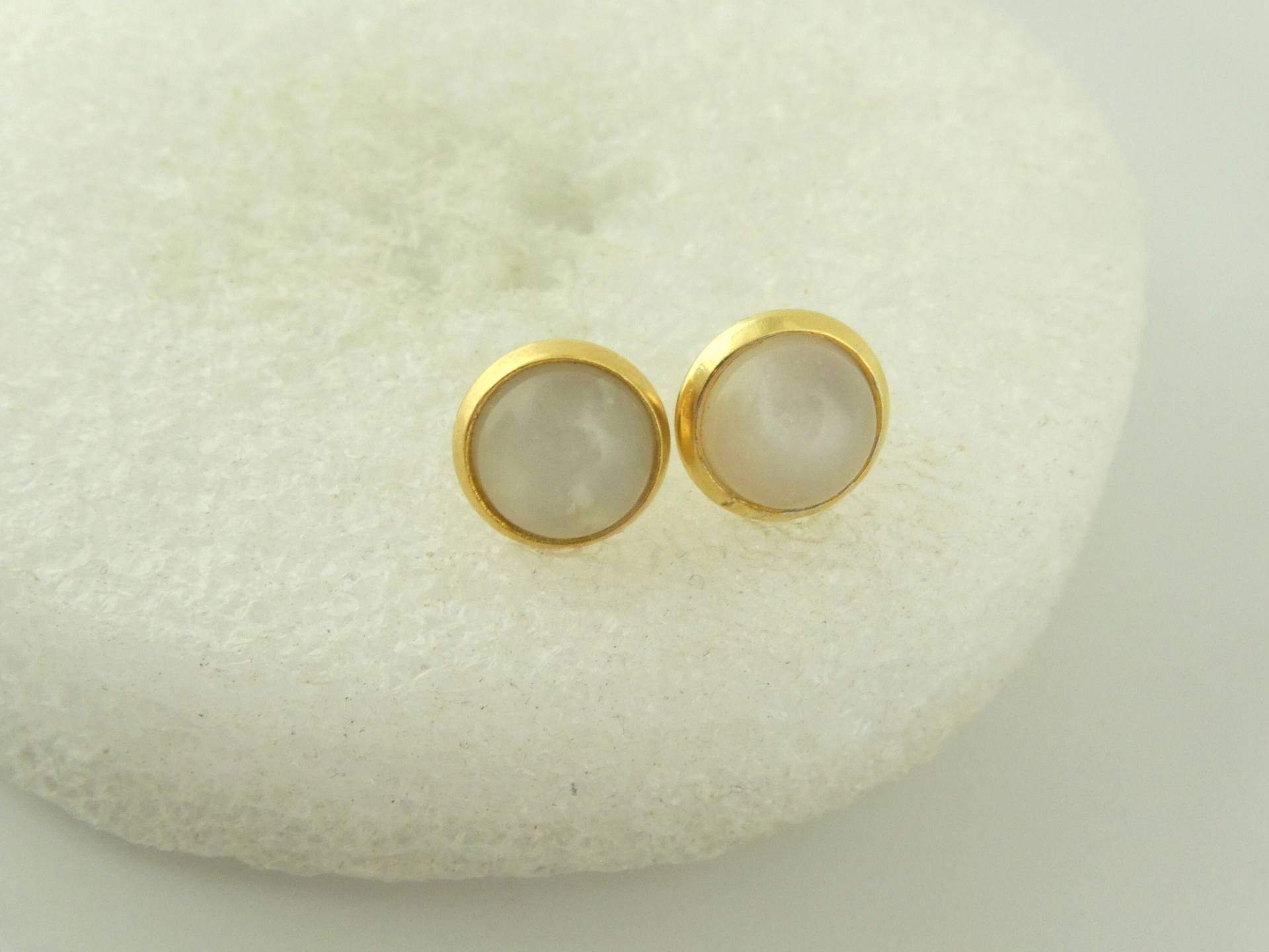 Ohrstecker Ohrringe Gold Weiß Milchig Mondstein 8mm Edelstahl von GlasschmuckBirgitH