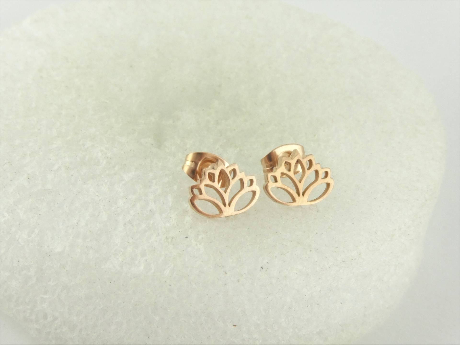 Ohrstecker Ohrringe Rosegold Lotusblume Minimalist 10x7mm Edelstahl, Kleine von GlasschmuckBirgitH