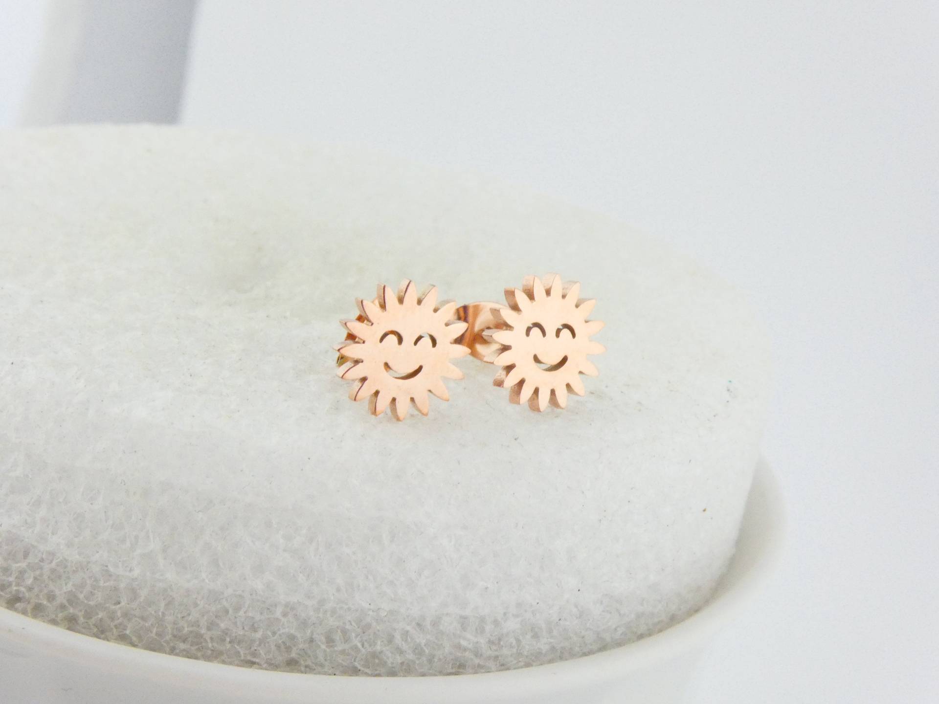 Ohrstecker Ohrringe Rosegold Sonne Lächeln Lachen Gesicht Minimalistisch 10mm Edelstahl von GlasschmuckBirgitH