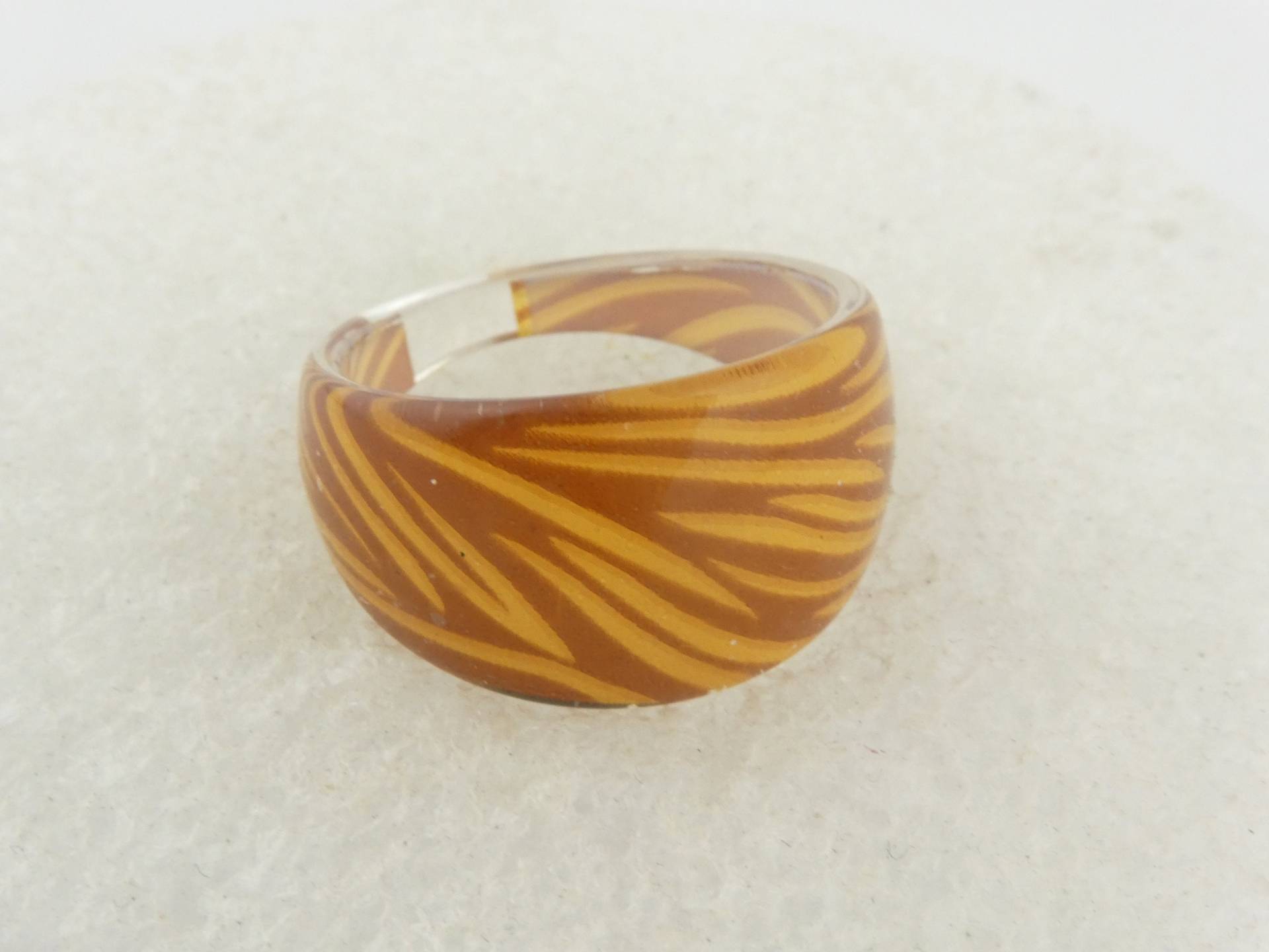 Ring Braun Gelb Gestreift Kunststoffring Acryl von GlasschmuckBirgitH