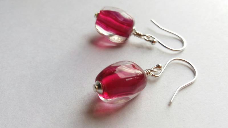 Cranberry Pink Glasstein Ohrhänger Sterling Silber, Handgemacht Cranberry Pink Glasstein Ohrhänger Sterling Silber, Handgemacht von Glassistudio