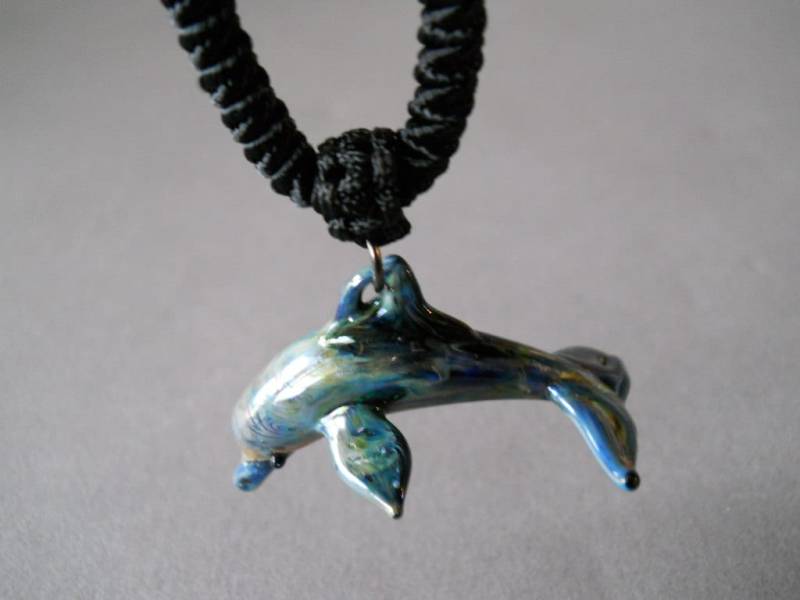Handgefertigte Glas Delfin Anhänger Beach Party Halskette von Glassnfire
