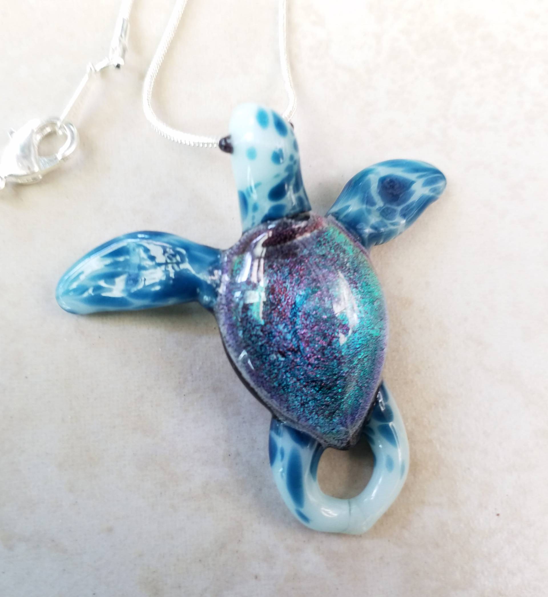 Dichroic Sea Turtle Anhänger Halskette Lila Türkis Glasschmuck von Glassnfire