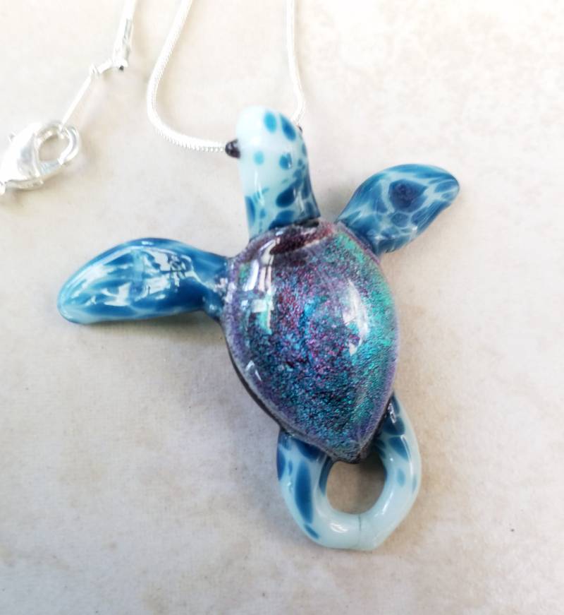 Dichroic Sea Turtle Anhänger Halskette Lila Türkis Glasschmuck von Glassnfire