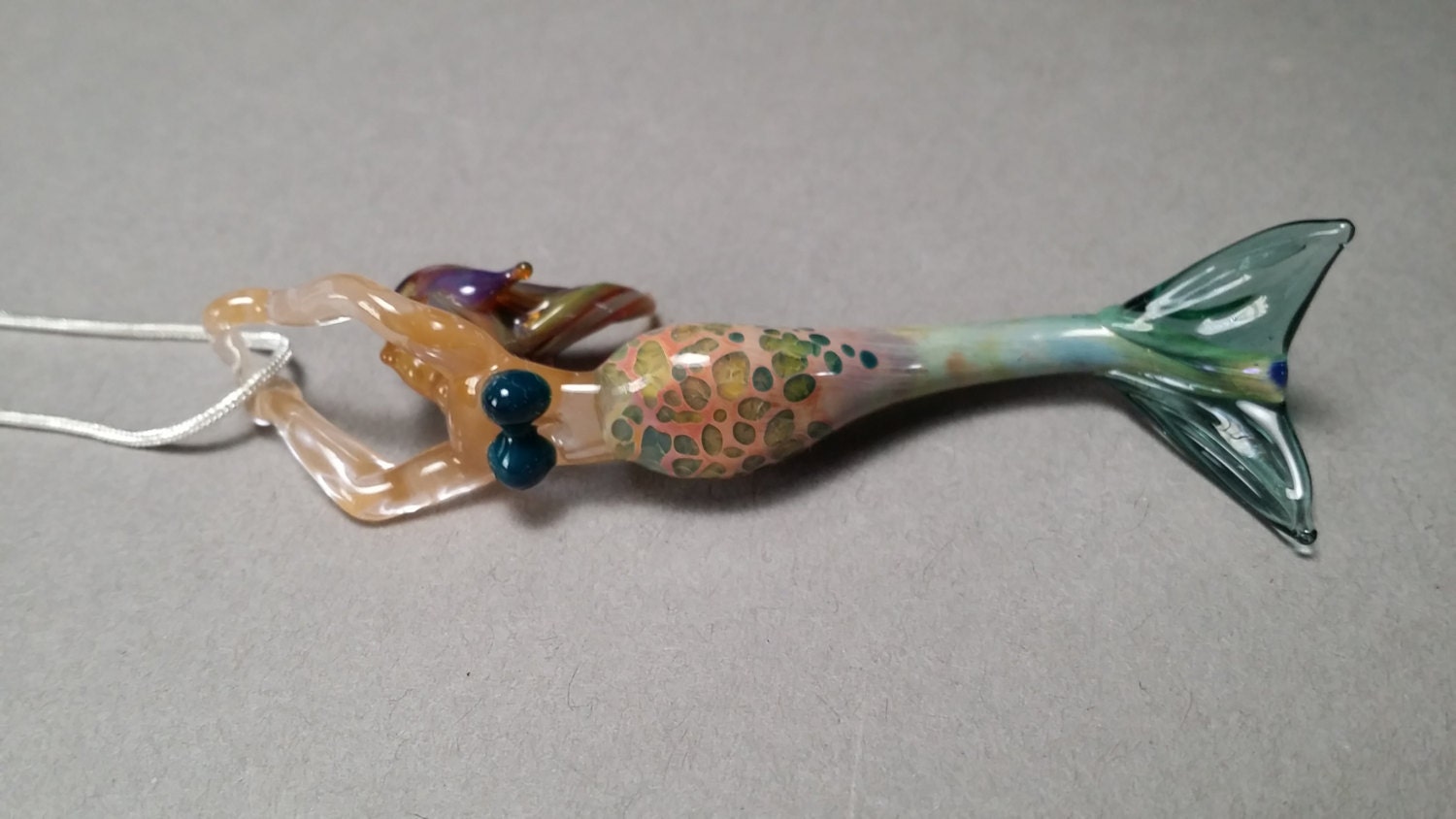 Handgefertigte Glasperlen Meerjungfrau Anhänger Halskette Strand-Liebhaber Schmuck von Glassnfire