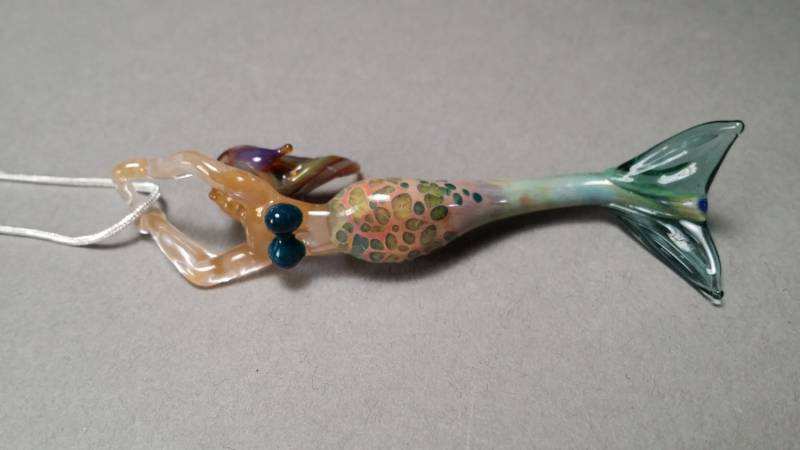 Handgefertigte Glasperlen Meerjungfrau Anhänger Halskette Strand-Liebhaber Schmuck von Glassnfire