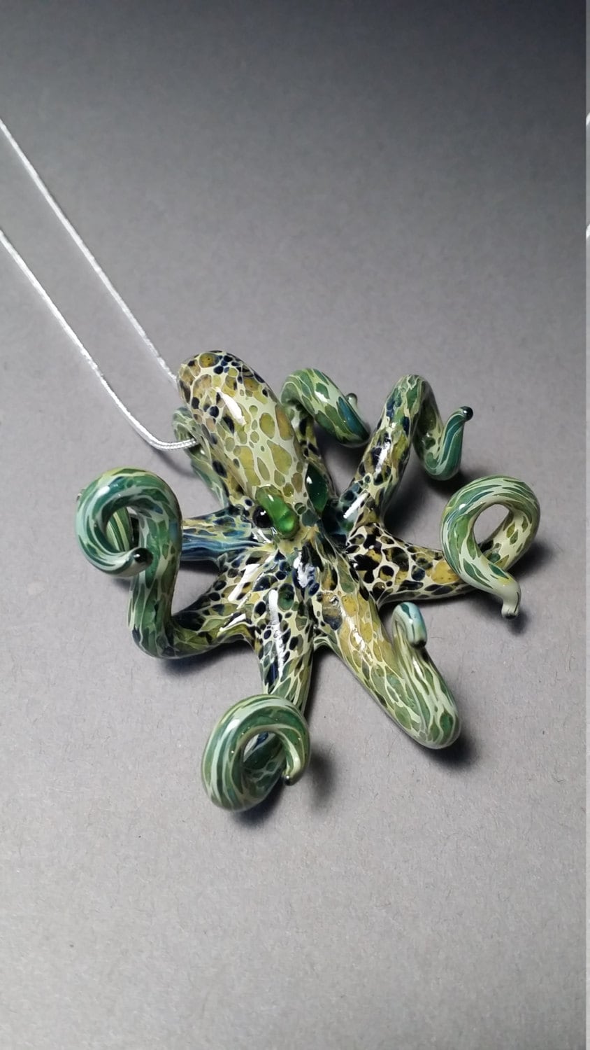 Handgemachter Grüner Glas Oktopus Anhänger Das Leben Im Meer Halskette Von Glassnfire von Glassnfire