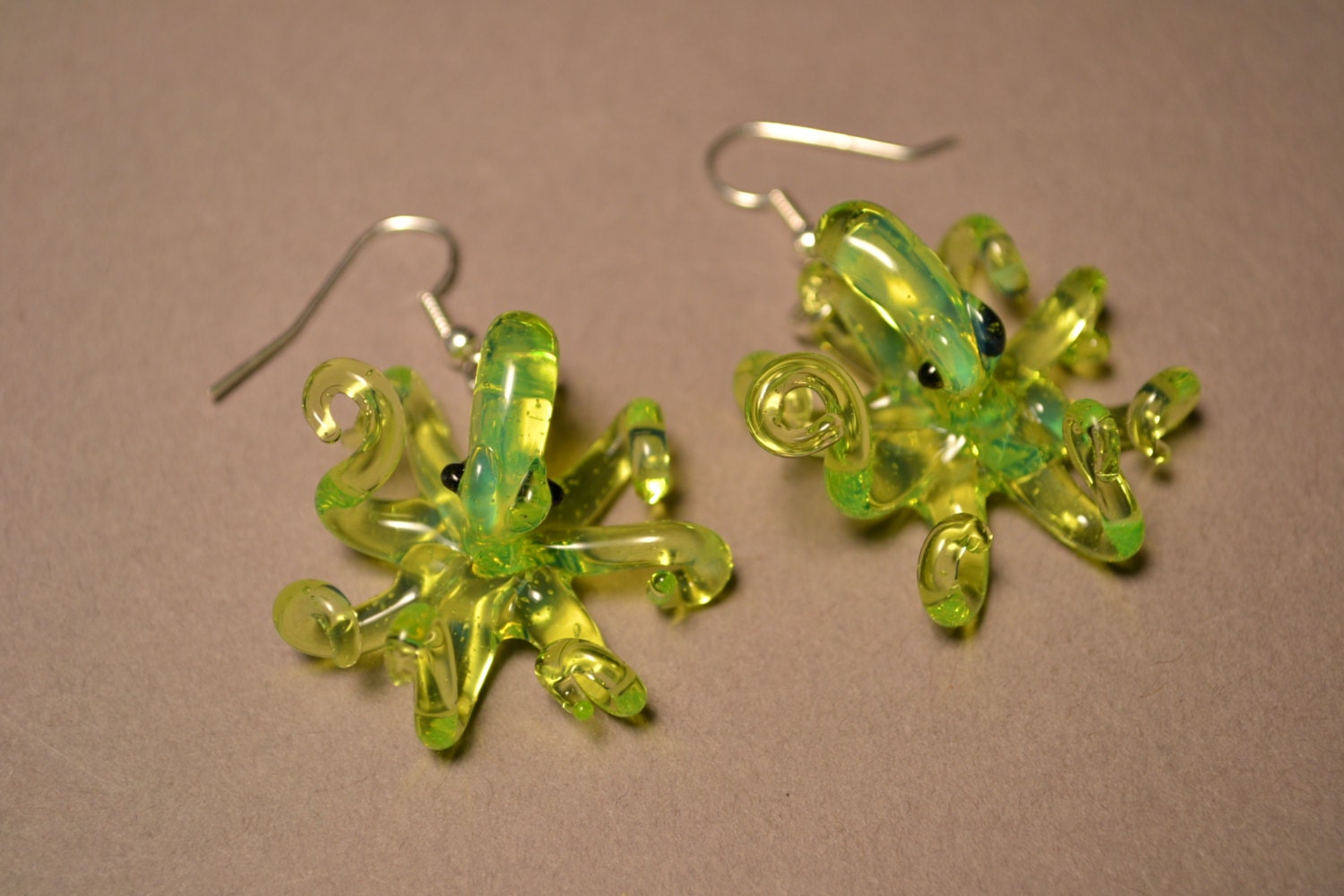 Handgemachte Slime Grün Glas Oktopus Ohrringe von Glassnfire