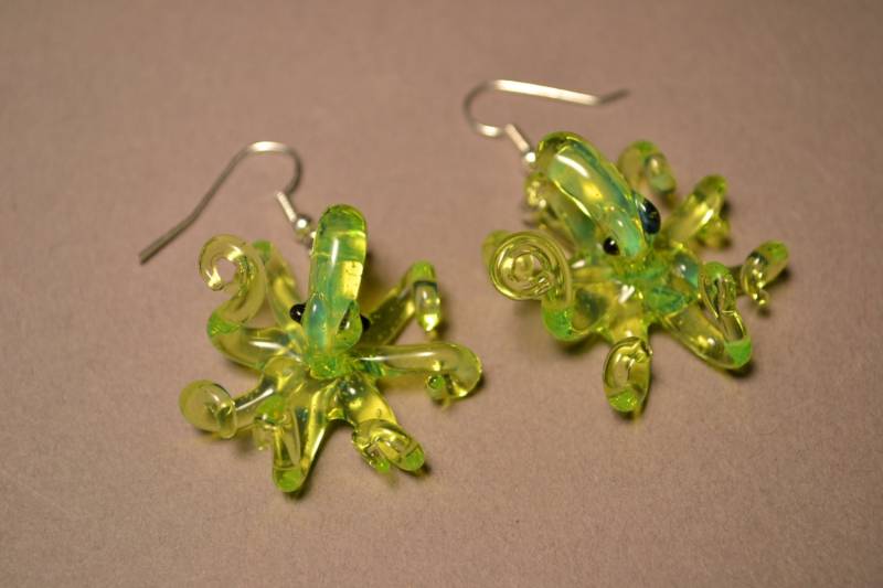 Handgemachte Slime Grün Glas Oktopus Ohrringe von Glassnfire
