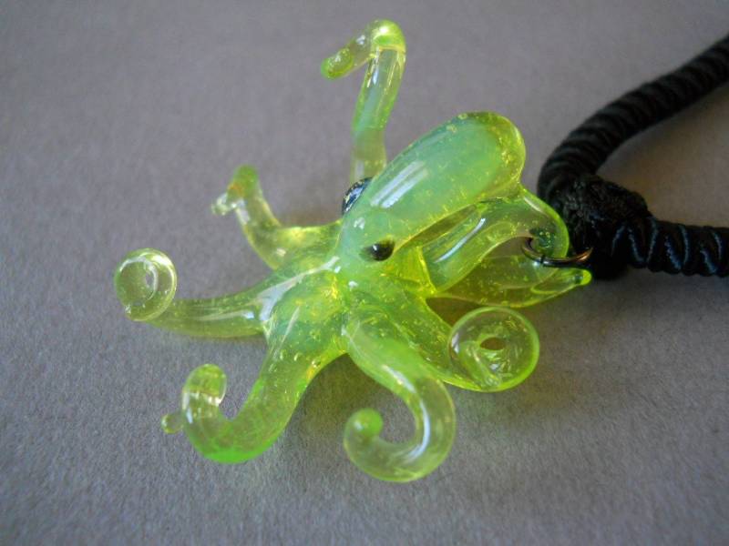 Lime Grün Glas Oktopus Anhänger Halskette Ocean Art Schmuck von Glassnfire