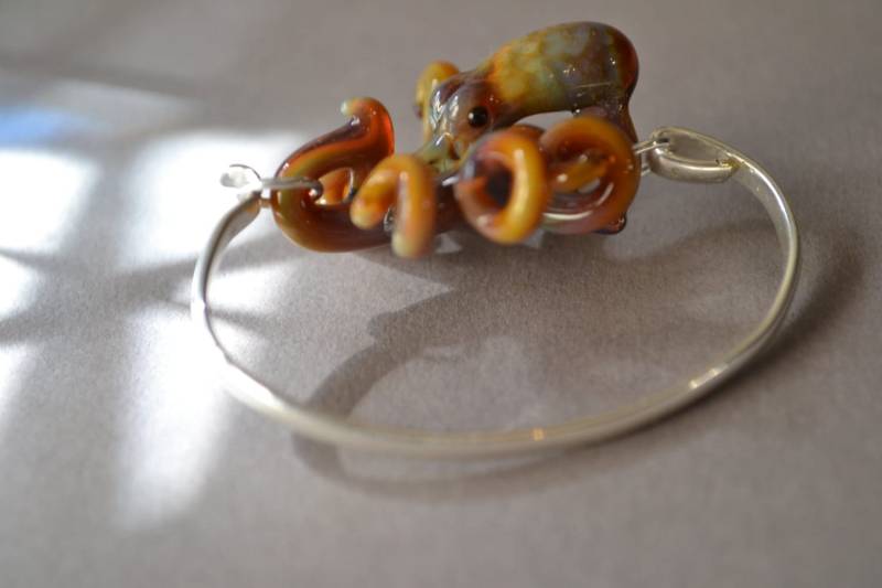 Glas Octopus Armband Versilberte Armspange, Meeresschmuck von Glassnfire