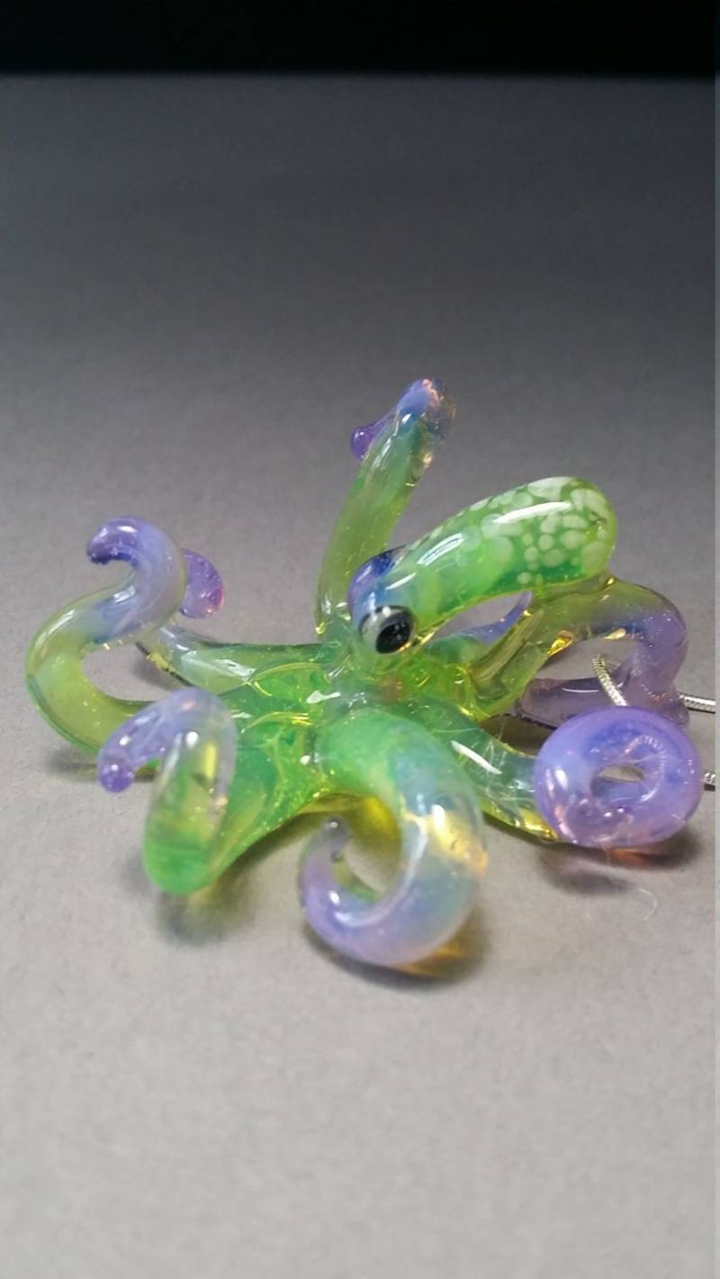 Glas Oktopus Anhänger Halskette Slime Green Ocean Schmuck von Glassnfire