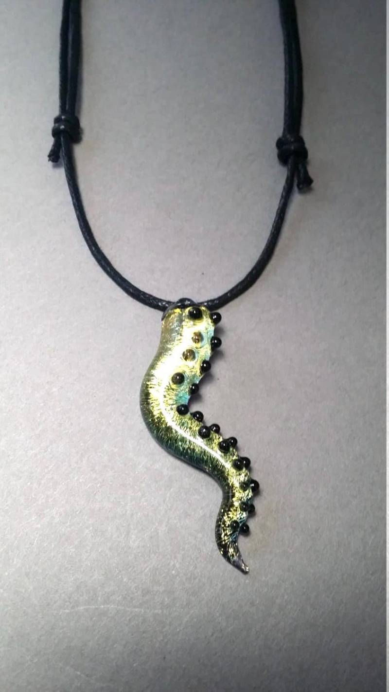 Oktopus Tentakel Anhänger Gold Dichroic Und Schwarze Saugnäpfe von Glassnfire