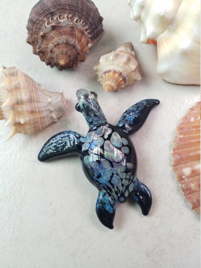 Pearl Back Sea Turtle Anhänger Halskette Schmuck Mit Einer Abalony Färbung in Der Glass Shell von Glassnfire