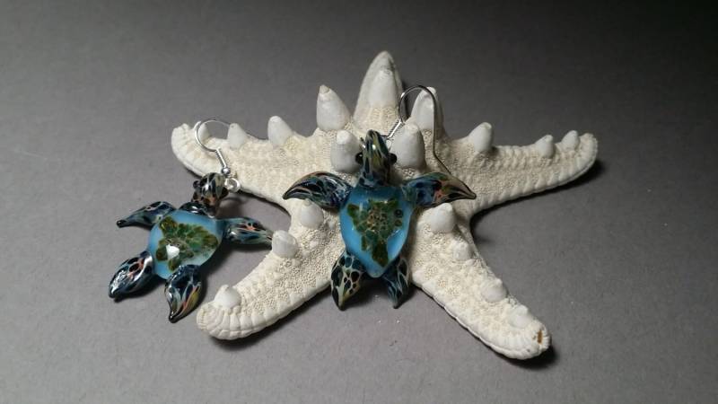 Türkis Meeresschildkröte Ohrringe Dichroic Glas Baumeln Schmuck von Glassnfire