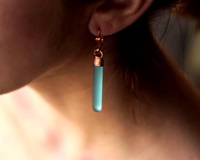 Gin Ohrringe - Hergestellt Aus Recycelter Bombay Saphir Flasche Blauem Glas Und Kupfer von Glassoholics