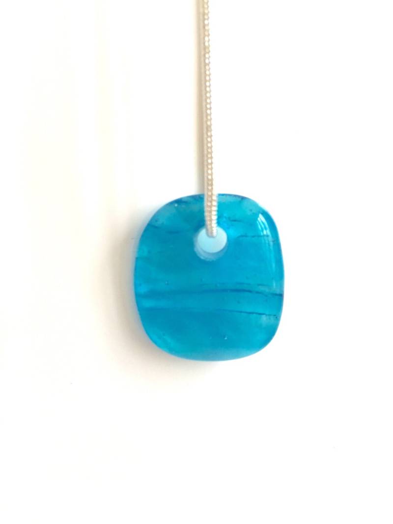 Blaue Ozean Welle Verschmolzen Glas Halskette Blaue Ozean Welle Verschmolzen Glas Halskette von GlassyAllie