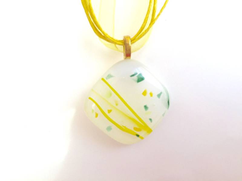 Weiß Gestreifte Halskette Aus Geschmolzenem Glas Mit Gelb Und Grünem Design von GlassyAllie