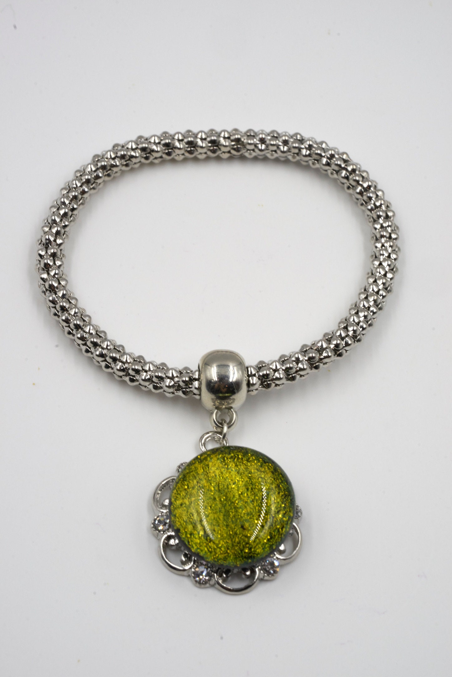 Snap Charm Armband - Metall Kette Mit Strass Stretch Und Golden Fusing Glas Anhänger Snap Charm Armband - Metall Kette Mit Strass Stretch Und Golden Fusing Glas Anhänger von GlassyEyedCreations