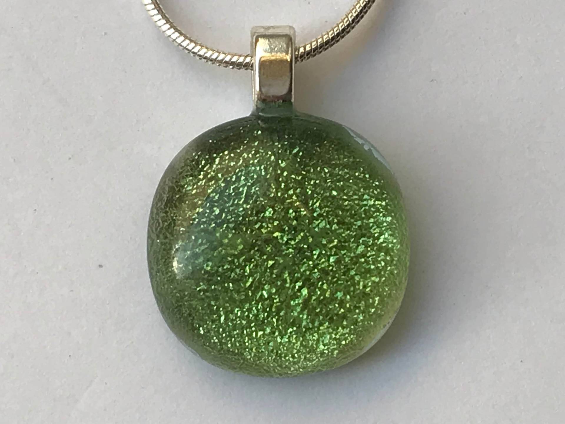 Blattgrün Schimmernder Kleiner Ovaler Dichroic Glas Anhänger Mit Kette Und Box von GlassybitsDesign