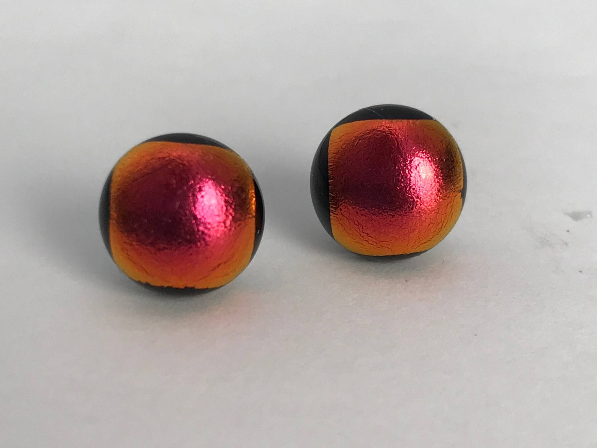 Crimson Red Dichroic Glas Runde Ohrstecker Mit Sterling Silber 925 Ohrmuttern Und Box Crimson Red Dichroic Glas Runde Ohrstecker Mit Sterling Silber 925 Ohrmuttern Und Box von GlassybitsDesign