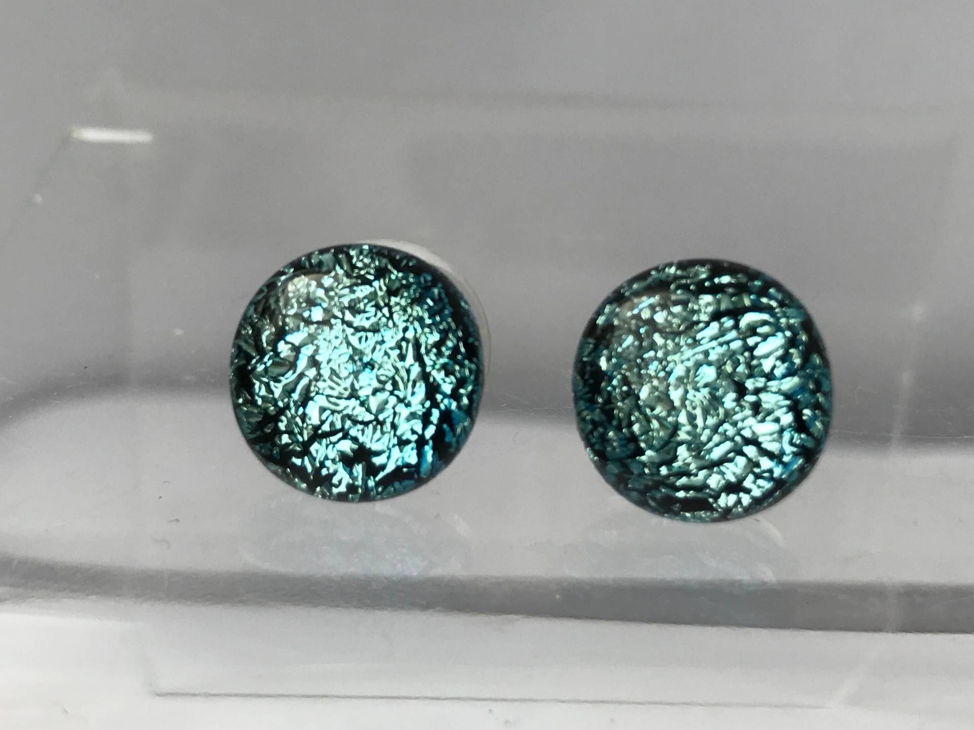 Ice Aqua Dichroic Glas Ohrstecker Sterling Silber, Handgemacht Ice Aqua Dichroic Glas Ohrstecker Sterling Silber, Handgemacht von GlassybitsDesign