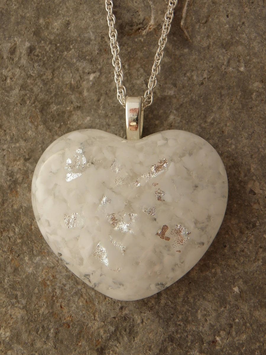 Großer Weißer Und Silberner Funkelnder Großer Herz-Anhänger Mit Kette Box Großer Weißer Und Silberner Funkelnder Großer Herz-Anhänger Mit Kette Box von GlassybitsDesign