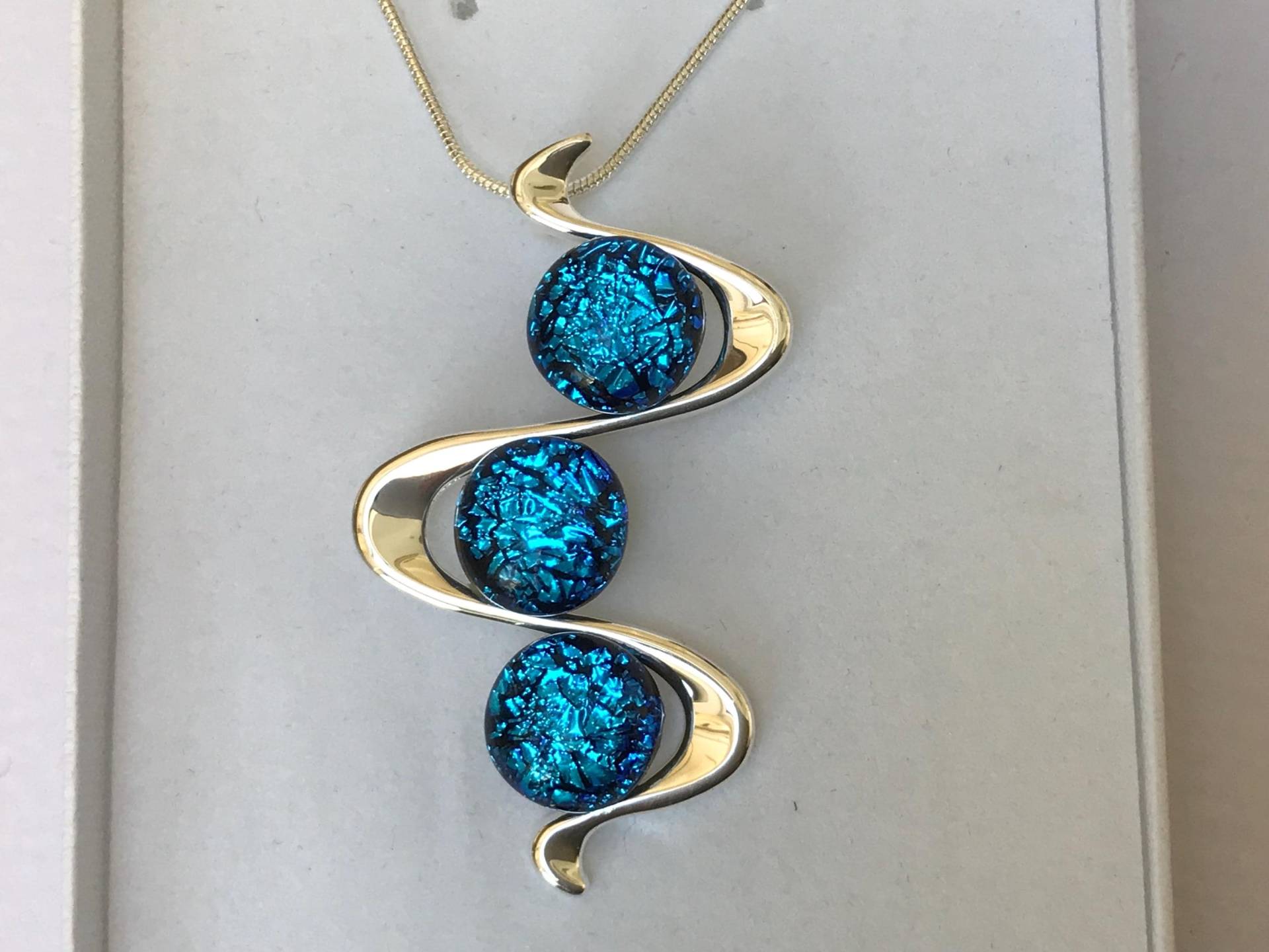 Helle Kornblume Blau 3 Dichroic Glasstein Schlange Geformte Versilberte Anhänger Mit Kette & Box Helle Kornblume Blau 3 Dichroic Glasstein Schlange Geformte Versilberte Anhänger Mit Kette & Box von GlassybitsDesign